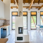Moderní bydlení sází na přirozenost. Dům se inspiruje tradiční architekturou Foto: Tamás Bata