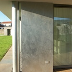Detail stěny bytového domu v italském Thiene s povrchovou úpravou StoColor Metallic