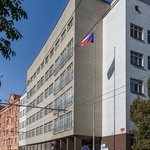 Funkcionalistická budova policejního ředitelství v těsném sousedství Business Centre Bohemia.