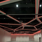 Ve stropních lištách je skryté 325 metrů dlouhé osvětlení hlavního sálu, které dokáže nasvítit prostor podle přání klienta 