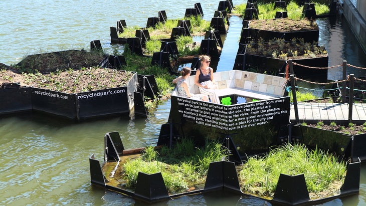 Plovoucí park z plastového recyklátu pomáhá uklízet řeku a poskytuje útočiště zvířatům