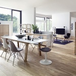 V jednotném stylu lze propojit obývací, jídelní a pracovní část bytu. 