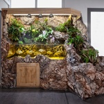 Akvárium může být součástí větší instalace. Zde vytváří iluzi pralesa, včetně vlhkého mikroklimatu.