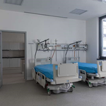 Pro větší komfort pacientů jsou v pokojích JIP nainstalované chlazené stropy, kde jsou v podhledech použity speciální Knauf THERMOBOARD.