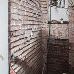 obr.12 - Obnažené pohledové zdivo toalety před opravou zdroj: Ateliér SLIM
