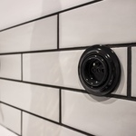 obr.48 koupelna - kontrast černého porcelánu vypínačů s bílým obkladem ve formě cihel zdroj: Ateliér SLIM