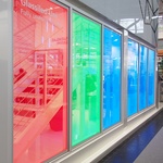…nebo zcela hi-tech technologie kombinace LED a skla. Tato okna měnila svou barevnost dle programu