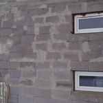 Ukázkové „nepřevazování“ zdiva, překlady nad malými okny z pásoviny a na nich vyzdívky