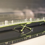 Model plovoucího mostu, který byl realizován v londýnských Docklands.