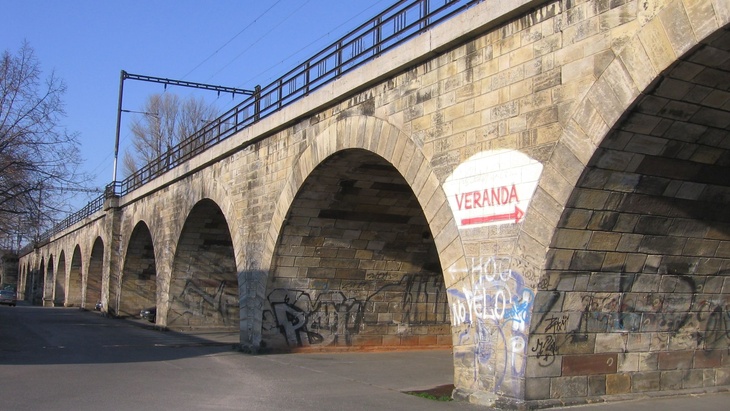 Negrelliho viadukt přemostili