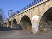 Negrelliho viadukt přemostili