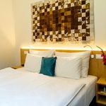 V hotelové ložnici jsou použité vícenásobné rámečky DECENTE ve sněhobílé barvě, zdroj: Endemit