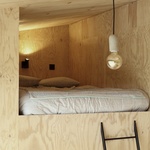 Minimalistická soběstačná chata z prefabrikovaných dřevěných panelů Foto: Agnes Coltis
