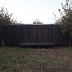 Minimalistická soběstačná chata z prefabrikovaných dřevěných panelů Foto: Agnes Coltis