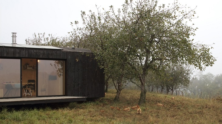 Minimalistická soběstačná chata z prefabrikovaných dřevěných panelů