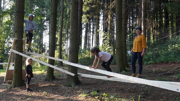 Trutnovský areál Bojiště zkrášlily dřevěné konstrukce navržené studenty