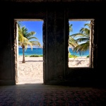 Dveře a okno opustěné vily blízko Tulumu na Jukatanu v Mexiku. Priblížili jsme se opatrně - lidé tam mohou střílet nepovalané - a zjistili, že stavba je prazdná  autor: Ondrej Kruzica