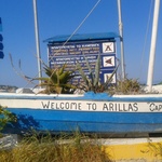 Krásná modrá loďka  zve neobvyklým způsobem návštěvníky ke vstupu do  letoviska Arillas  autor: Jitka Středová