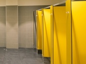 Řešení sanitárních kabinek šitá na míru zákazníkům od firmy Alsanit
