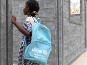 UNICEF podporuje stavbu škol z recyklovaných plastových cihel