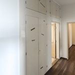 Také původní vestavěné skříně můžeme najít v předsíních mnoha bytů.