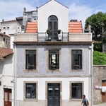 Stísněný historický domek rekonstruovali na moderní bydlení v bílém Zdroj: Pedro Cavaco Leitão