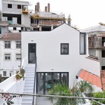 Stísněný historický domek rekonstruovali na moderní bydlení v bílém Zdroj: Pedro Cavaco Leitão