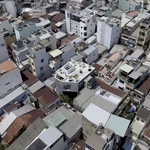 Okolí domu se radikálně změnilo. Na malé parcele bylo nutné stavět nový dům do výšky Foto: Hiroyuki Oki