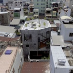 Okolí domu se radikálně změnilo. Na malé parcele bylo nutné stavět nový dům do výšky Foto: Hiroyuki Oki
