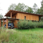 Rodinný dům ze dřeva a slámy postavili mezi vzrostlé stromy  Zdroj: Ekodům