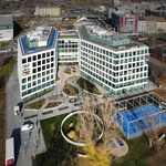 Kancelářská budova v Holešovicích má školku a běžeckou dráhu na střeše Zdroj fotografie: archiv firmy Skanska