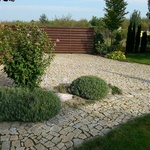 Štípaný kámen je ideální pro tvorbu pojezdové plochy u domu