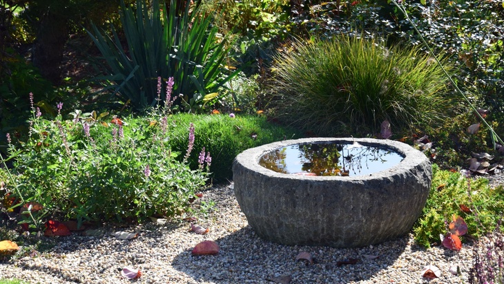 Kámen v zahradě: skalky, zpevněné cesty, zídky i umění