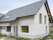 Masivní střecha z Ytongu – ochrana proti letnímu přehřívání bez klimatizace
