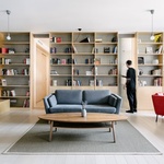 Světlý, klidný byt s velkou knihovnou, která tvoří prostor Foto: Luciano Spinelli
