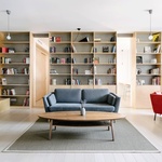 Světlý, klidný byt s velkou knihovnou, která tvoří prostor Foto: Luciano Spinelli