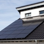 Monokrystalické fotovoltaické moduly v černém designu, výkon až do 300 Wp, stupeň účinnosti modulu až 17,5 %