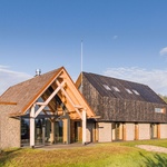 Levná a efektivní stavba: Chata ze dřeva a slámy krytá zelenou střechou Foto: Bence Makkai, Dawn. S. Black