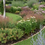 Cihlová obruba se hodí do květinových a anglických zahrad.
