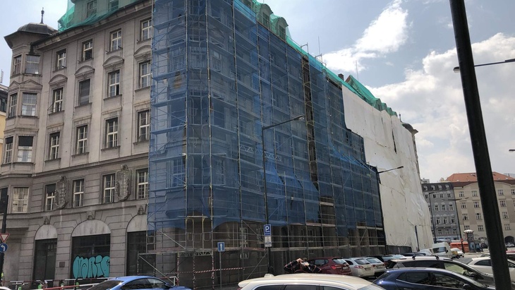 Čištění fasády bývalé IPB v Praze