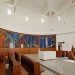 14 posuvných panelů s vyobrazením křížové cesty odděluje kapli od sálu.
