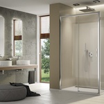 Jednodílné posuvné dveře s pevnou stěnou v rovině a boční stěnou – řada TOP-LINE S. Atraktivní čiré sklo s aluchromovými profily vytvoří jedinečný styl. Sprchový kout dokonale splyne s Vaší koupelnou.