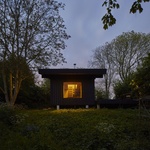Maličký domek ze dřeva slibuje velkolepý pobyt v zahradě  Foto: Jérémie Léon