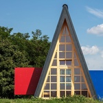 Chata ve tvaru A. Moderní verze staré dřevěné stavby Foto: Tamas Bujnovszky 