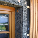 Zaoblené obložky dveří, oblé rohy omítek i do oblouku tvarované vodorovné příčky v oknech tvoří měkký jednotný styl 