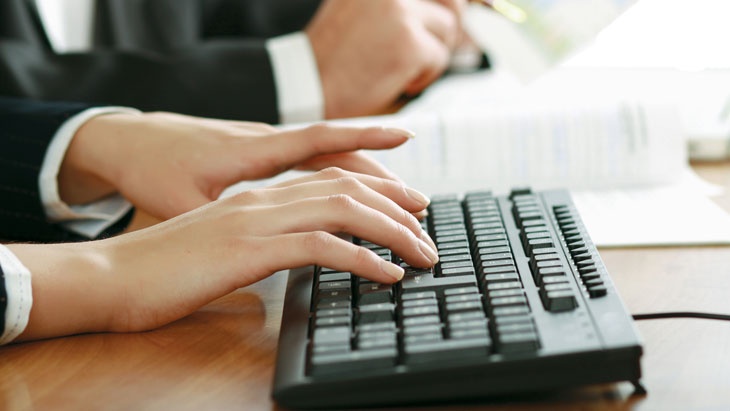 Dostupný advokát: kontrola a sepisování smluv online