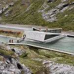Důležitým prvkem je na Trollstigen a v celé Skandinávii prvek vody. Zde stavba komunikuje s vodní plochou především prosklenou plochou, která se stává nedílnou součástí interiéru. Zdroj: Kruh, z.s.