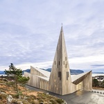 Forma kostela a komunitního centra v Knarviku vychází z lidových kostelů. Dominantní materiál je dřevo, které v průběhu let získává přirozenou patinu. Zdroj: Kruh, z.s.