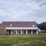 Vesnické stavení: Cihlový dům a dřevostavba jako partnerská dvojice Foto:  Filip Šlapal
