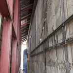 Samotné jádro budovy je železobetonové, keramický obklad fasády je zavěšen na ocelové konstrukci. Mezi budovou a tímto obvodovým pláštěm lze procházet po ochozu. Foto Tomáš Kovařík